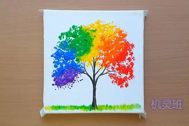 2,画笔沾黑色颜料后在画纸底部画树干和树枝,画简单的粗线和细线代表