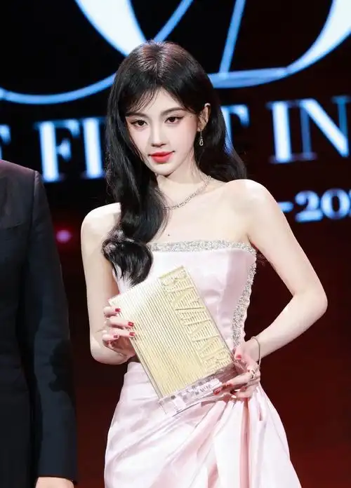 怎么感觉鞠婧祎长相变了 鞠婧祎也太美了吧!简直是芭莎女神!