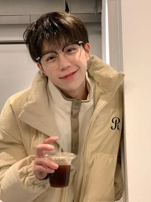 对爱笑的男生没有抵抗力.#少年感 #理工男 #阳光男孩 #笨蛋帅哥