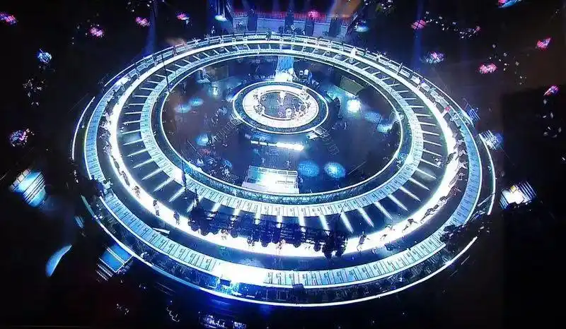 今年,江苏卫视再一次打破舞台空间上的限制,由四面台升级为360度圆形