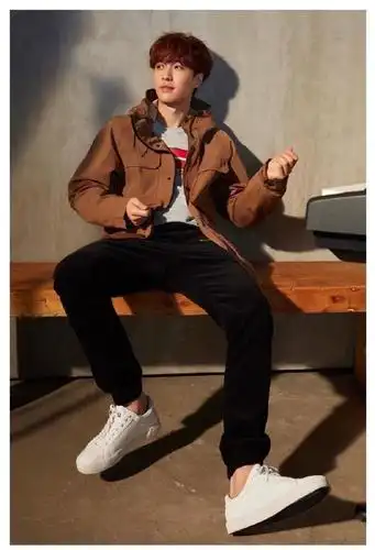 镜头表现能力越来越强 张艺兴h&m最新美照来袭!