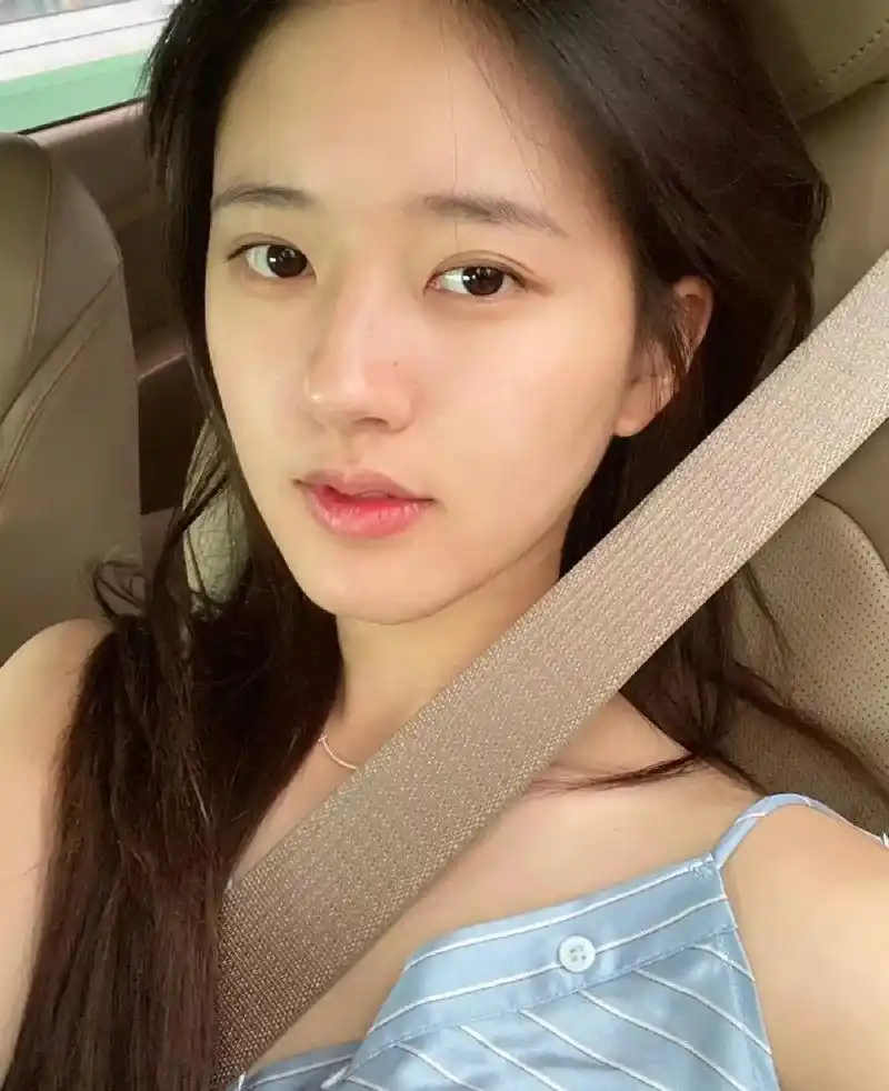 素颜照来一波#赵露思 - 抖音