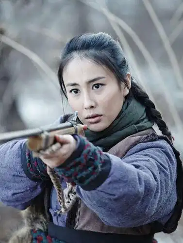 《八女投江》正在热拍,在剧中青年女演员胡雯月饰演神枪手胡秀芝,成为