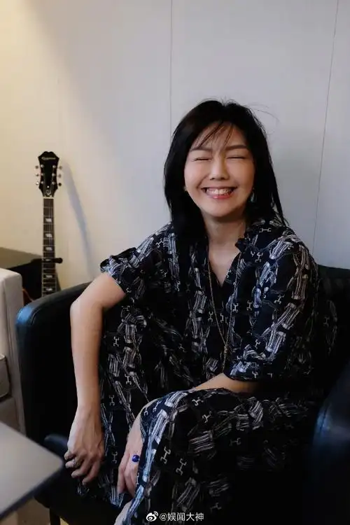 比v自拍##孙燕姿短发新造型#姐姐的头发越剪越短了,不过这个发型好飒