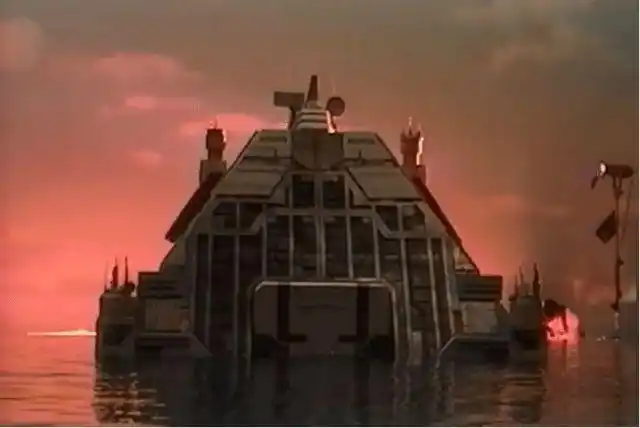 而最为深刻的印象就是迪迦奥特曼中胜利队所在的远东基地,基地缓缓从