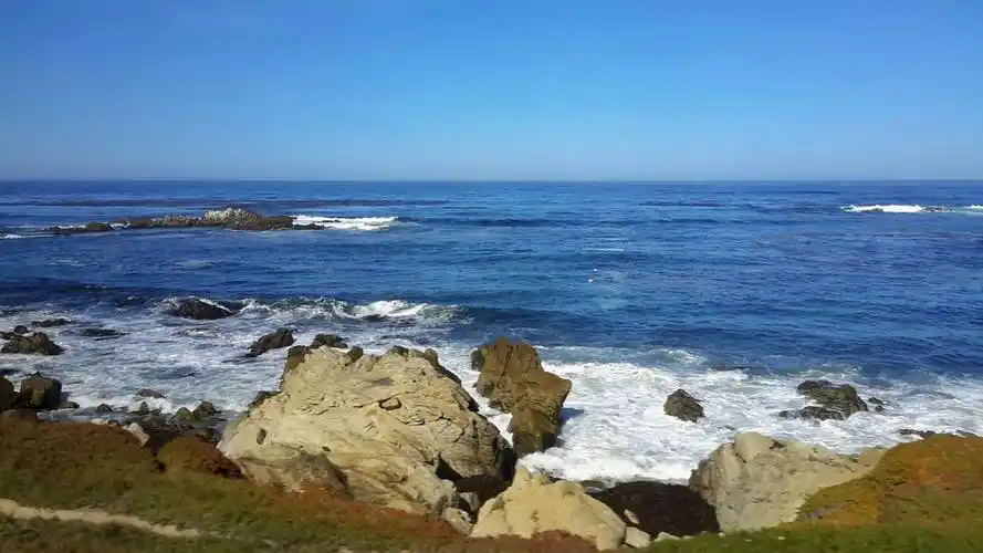 美国 绝美的17哩湾黄金海岸,慰蓝的海水与天空成一色,沿海景色加海浪