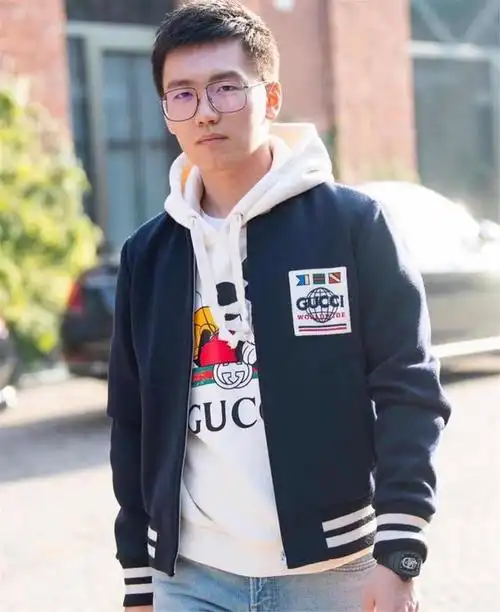 苏宁太子张康阳亮相时装周,橘色外套帅气有型,新一代国民老公?