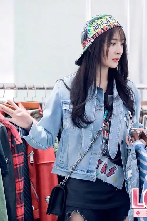 杨幂清新夏日穿搭挑战多种风格美幂又回来了