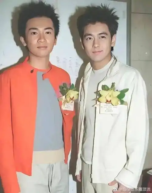 苏有朋林志颖合照##苏有朋林志颖在片场一起玩游戏机