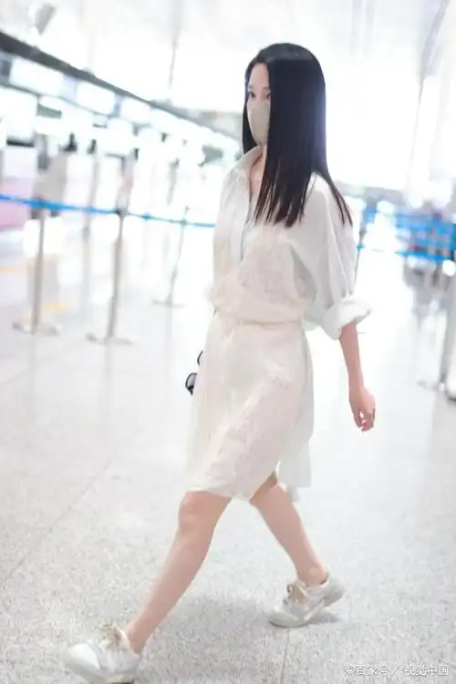 李沁现身北京机场,白色衬衫裙勾勒出完美身姿,展现优雅与自信!