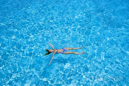 该名女子在海中游泳