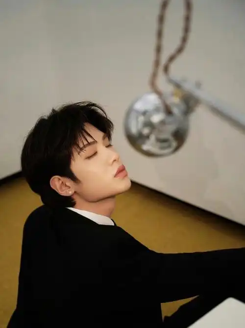 黄明昊在 造型出图,选择了05anaku 2024春夏系列的黑白玫瑰贴花西装