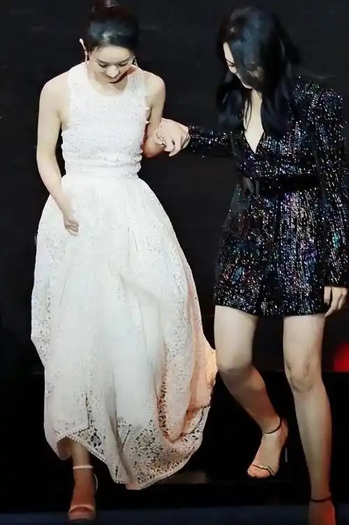 赵丽颖穿高跟鞋下台阶,认清是谁搭了把手后,网友:红了真好_时候_奖项