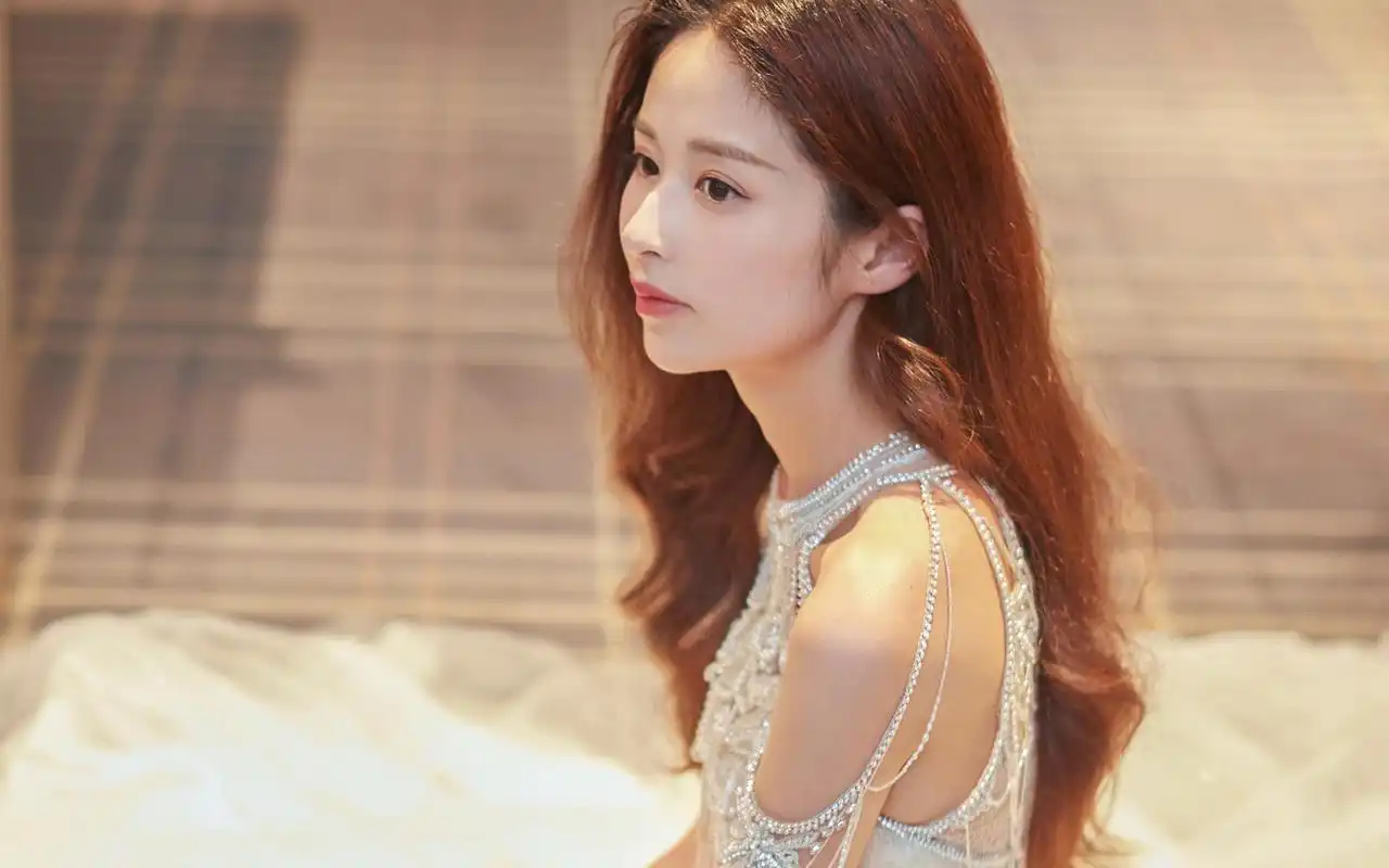 颖儿性感白裙写真桌面壁纸