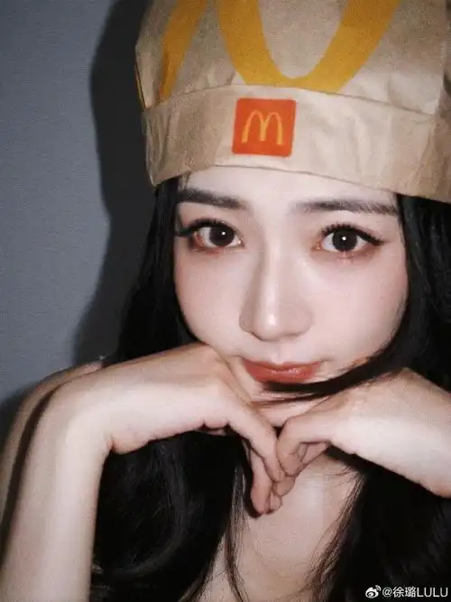 徐璐九宫格怼脸照#徐璐今日份怼脸自拍送达俏皮可爱的璐璐啊,怼僚拍