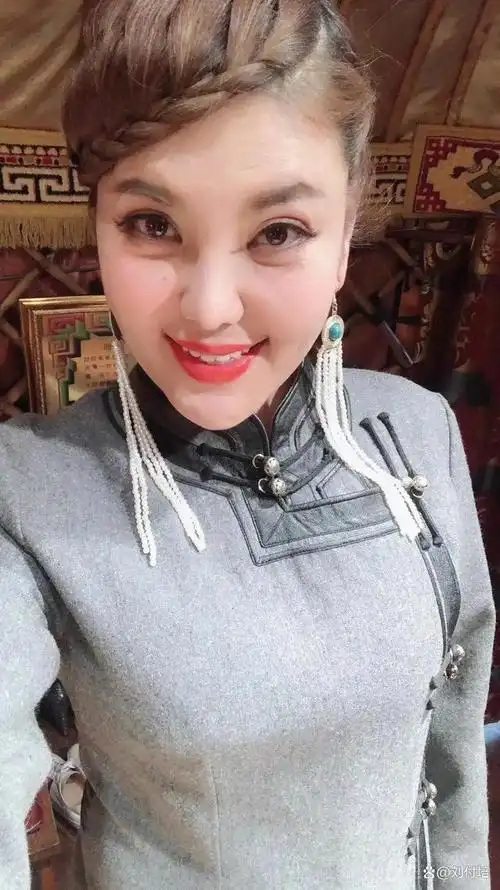 在中国的音乐界,有一位备受瞩目的女歌手,她就是鸟兰图雅.