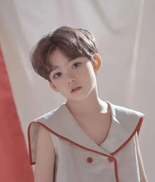 5岁萌宝发量惊人,帅气发型穿搭不输小鲜肉,他才是全网最靓的崽