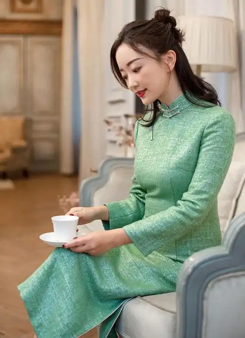 40岁的中年女人,气质比颜值重要!今年流行这件旗袍,优雅显瘦!