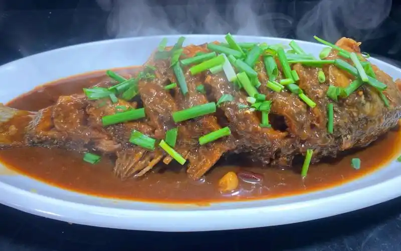 小年年夜饭,第五道菜年年有鱼的做法,红烧鲤鱼加五花肉真好吃