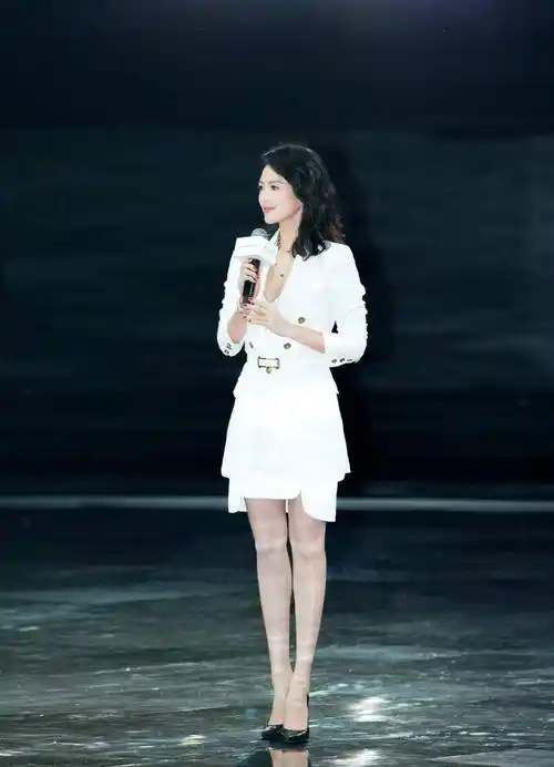 章子怡白色深v大露背礼服!