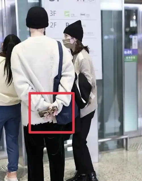 李庚希恋情疑似曝光和男友一同低调看演出还在微博唱过男友的歌