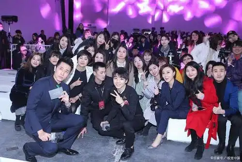 近日发布会上王俊凯身穿黑色休闲装和粉丝合照!