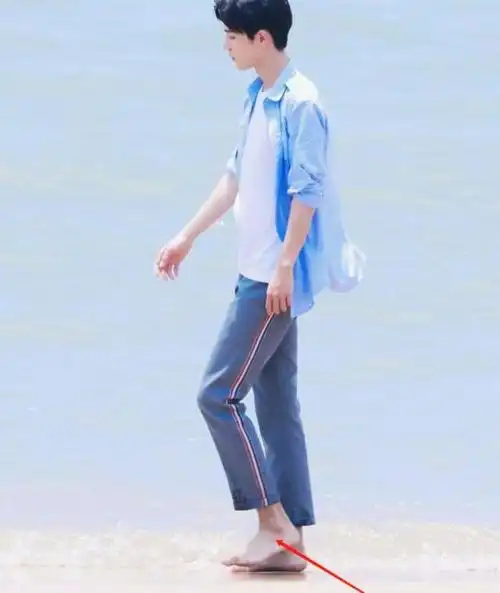 肖战"光脚"出镜,果然是光脚不怕穿鞋的,这脚p的是认真的吗?