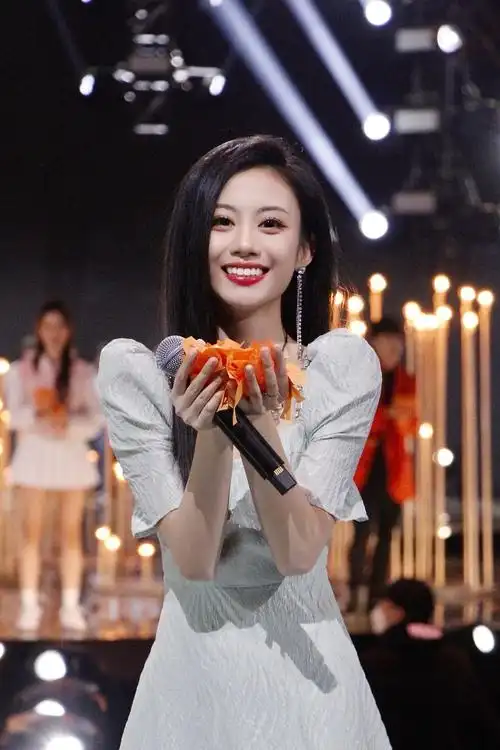 伍珂玥亮相2022年央视网络春晚演唱向上的光