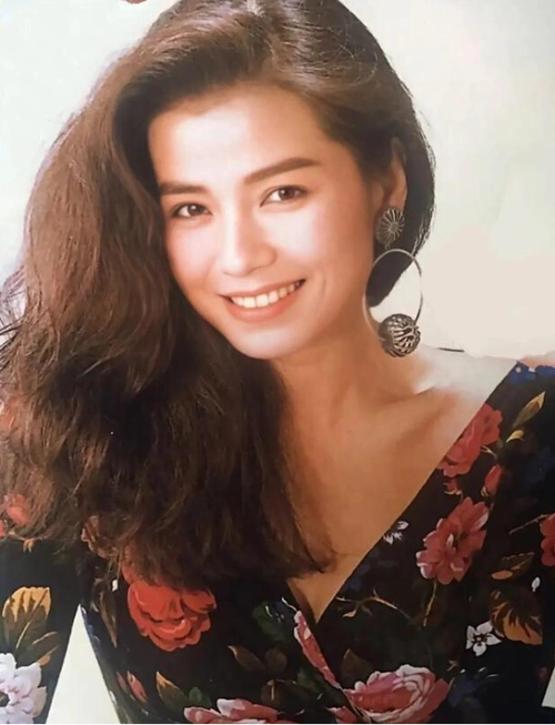 64岁钟楚红近照惊艳,岁月静好,美颜依旧,坚持不做医美