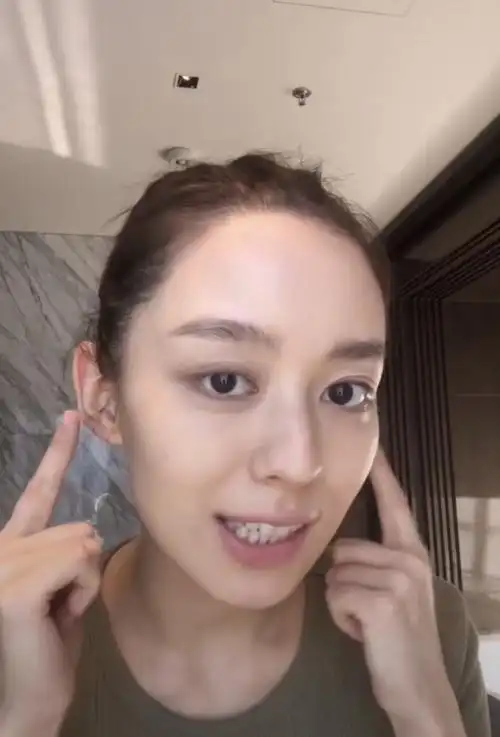 郎朗妻子吉娜罕见晒素颜扎丸子头清纯甜美少女感十足