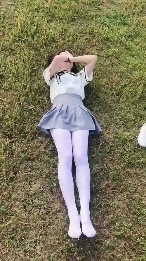 满满都是校园风白色丝袜搭配学生装简直太有气质了