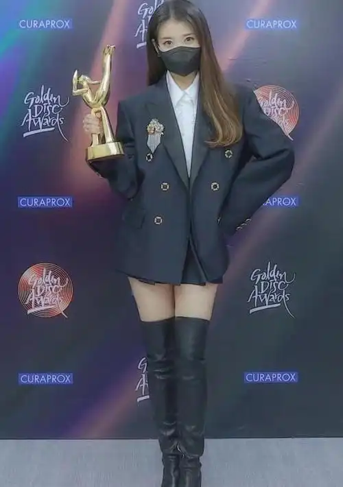 李知恩戴口罩走红毯领奖,穿西装玩下衣失踪,秀出的少女腿无敌撩