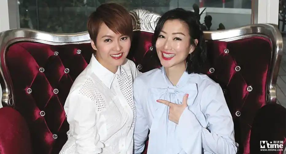 梁咏琪,郑秀文合影