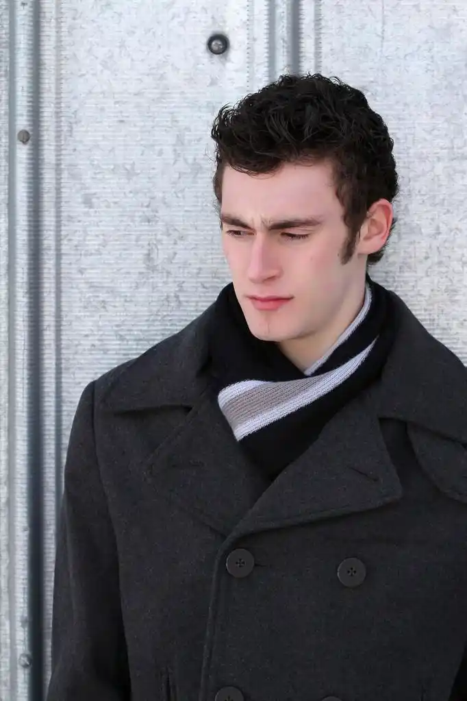 布鲁内特男,在寒冷的冬天一天有吸引力黑发男外