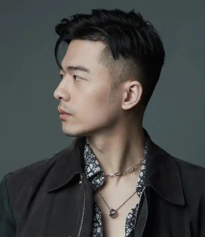 棱角分明的帅哥很有男人味,确实长得挺像段奕宏的!