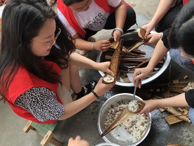红岩子社区妇联包粽子活动现场