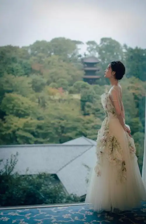 李沁绣花纱裙眉目温柔秀美背 气质超凡脱俗犹如花仙子