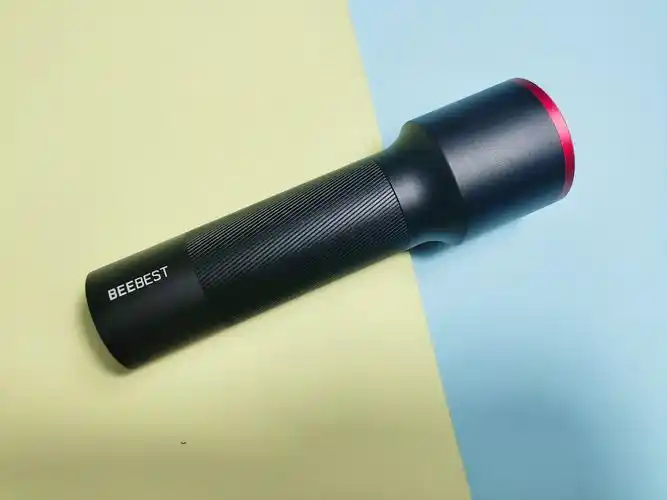 一束光照亮前方行进的黑暗极蜂强光手电筒f10