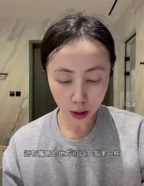 44岁孙莉在线卸妆超自信无滤镜下素颜耐打自夸皮肤没太大瑕疵