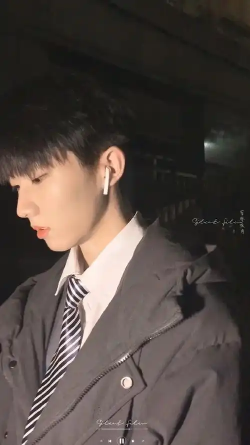 马嘉祺素颜近照##马嘉祺跟同学合照##马嘉祺生图