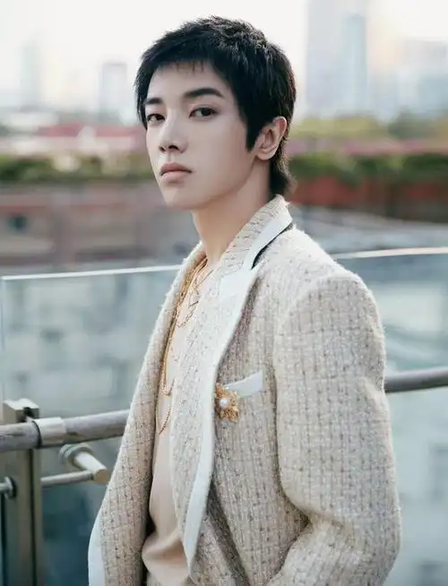 被华晨宇折服了!小碎发搭上烟熏妆简直帅炸了!