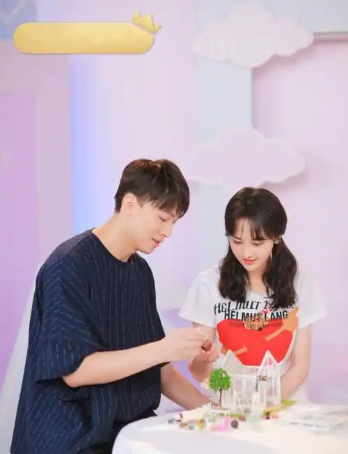 郑爽与男友张恒录节目眼神离不开对方两人同框郑爽的腿更长