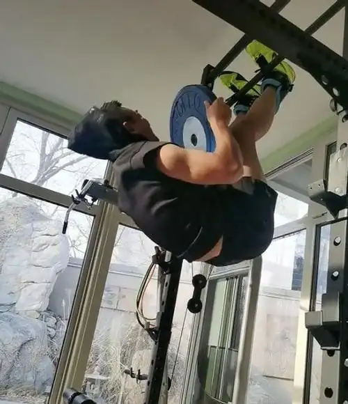 49岁"肌肉型男"赵文卓,活成"冻龄",气质丝毫不减当年