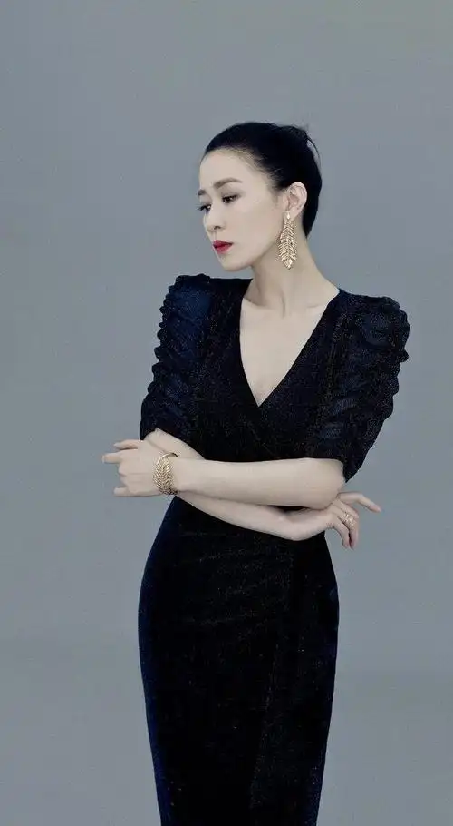 原创被45岁佘诗曼撩到了身穿黑色紧身裙不俗不魅这气质不输袁泉