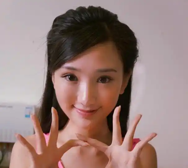 刚出道的毛晓彤,还是以前纯美,现在太过艳丽