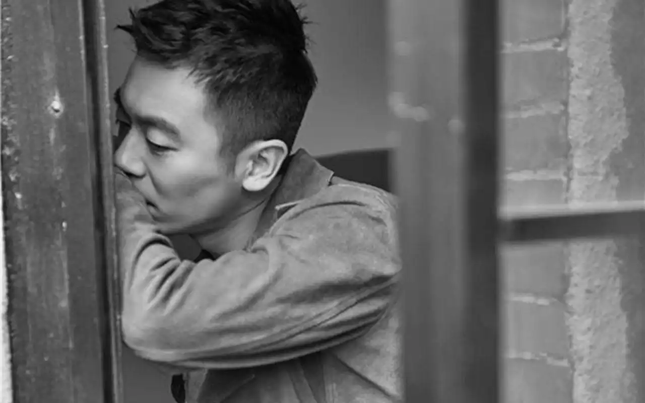 朱亚文被誉为"行走的荷尔蒙",他身上有一种俊朗的男人味,整个人看起来