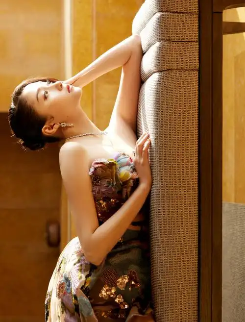 关晓彤飞天奖红毯造型##关晓彤飞天奖花朵仙女裙##第33届飞天奖