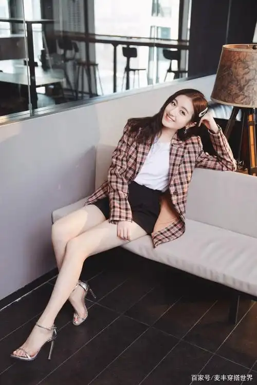 李兰迪瘦太多了,穿西装玩下衣失踪,双腿白皙修长细成视线焦点