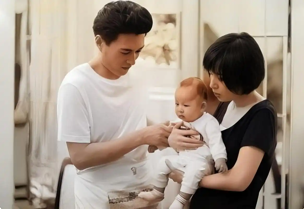 2011年,靳东与李佳结婚,婚后不久李佳就怀孕了.