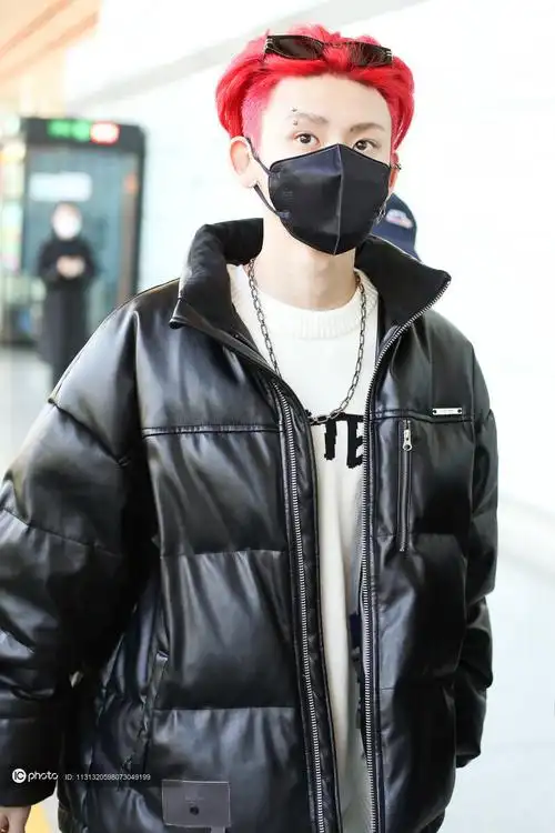 街拍小鬼王琳凯黑色羽绒服白色字母毛衣帅气有型